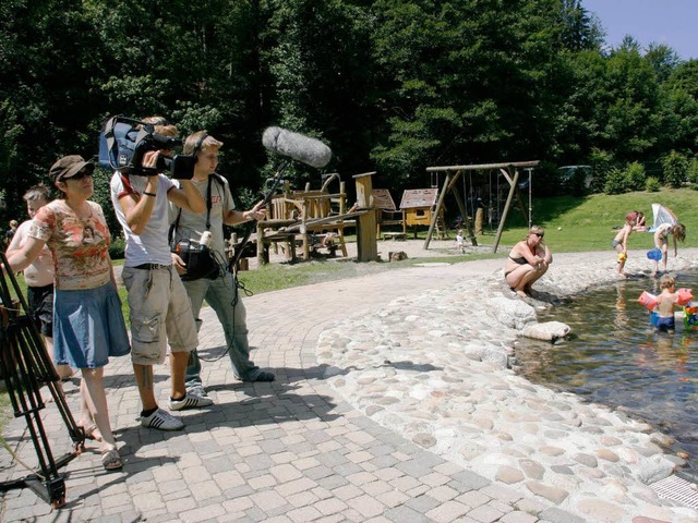 Der Sdwestfunk,  mit  (von links) Red...hte am Naturena Badesee in Birkendorf.  | Foto: Wilfried Dieckmann