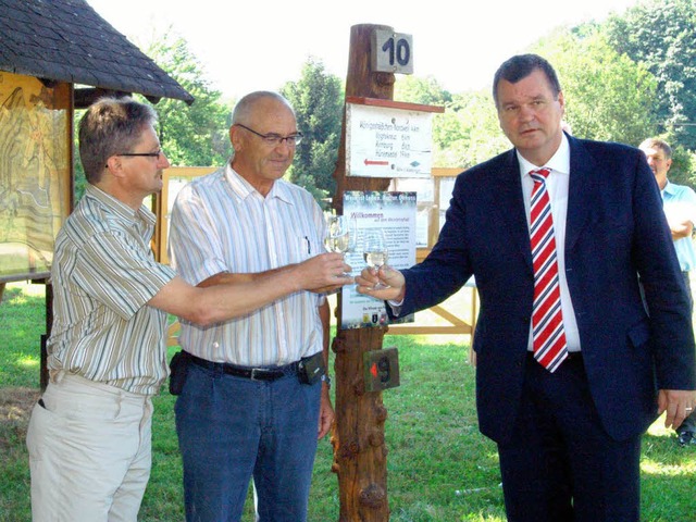 Ortsvorsteher Franz Pfeffer, Ideengebe... stoen auf den sanierten Lehrpfad an.  | Foto: Hge