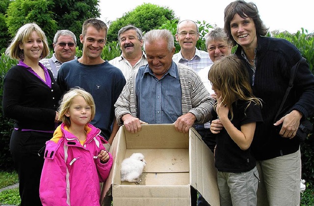 Die junge Schleiereule und ihre Retter  | Foto: Privat