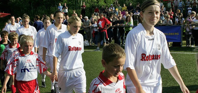 Juliane Maier, ehemals SV Titisee und ...im Einlaufen auf den Kunstrasenplatz.   | Foto: DIETER MAURER