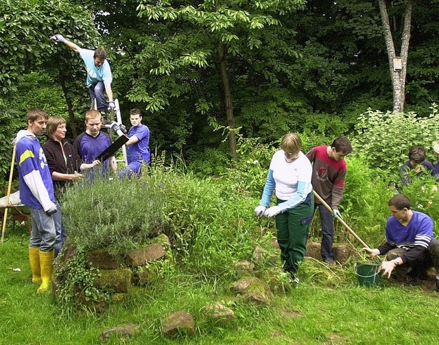 Einmal in der Woche kommen Schlerinne...ologiestation den Garten zu betreuen.   | Foto: Hildegard Braun