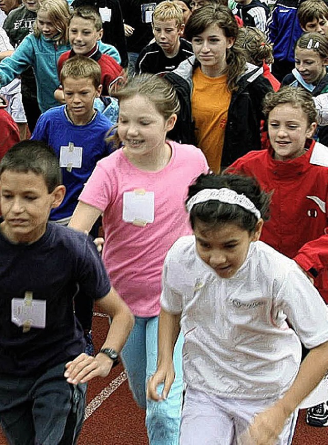 Die  fnften Klassen  erffneten den 12-Stunden-Lauf am  Markgrfler Gymnasium.   | Foto: Privat