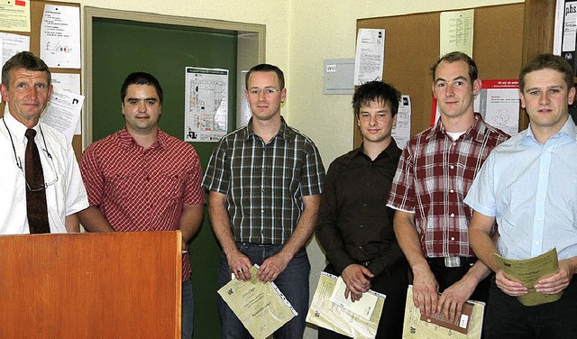 Gerd Lai, Klassenlehrer an der Gewerbe...el Seiter (von links), ihre Zeugnisse.  | Foto: markus dold