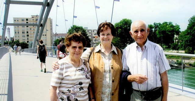 Frieda Strtt (Mitte) und das Ehepaar ...hren auf der Dreilnderbrcke wieder.   | Foto: bz