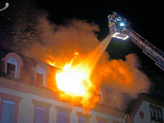Lscharbeiten beim Brand am 1. April 2006.  | Foto: Wolfgang Knstle