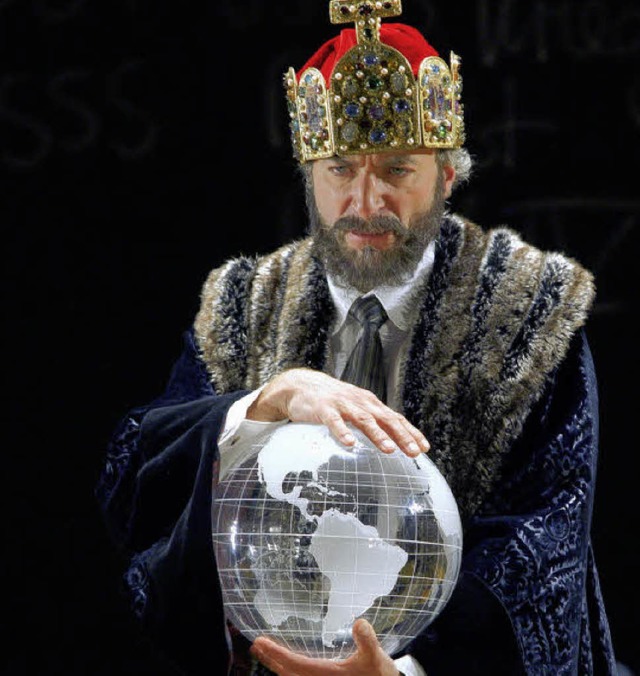 Kaiser mit Glasglobus: Karl V. (Dietrich Henschel)  | Foto: festspiele/forster