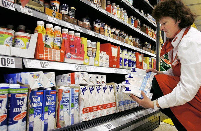 Seite an Seite im Supermarktregal: Mar...d   die Eigenmarken  der Handelsketten  | Foto: DPA