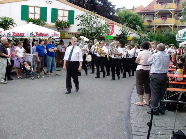 Traditionell erffnete die Stadtmusik ...sikalischen Einmarsch das Schlossfest.  | Foto: Martha Weishaar