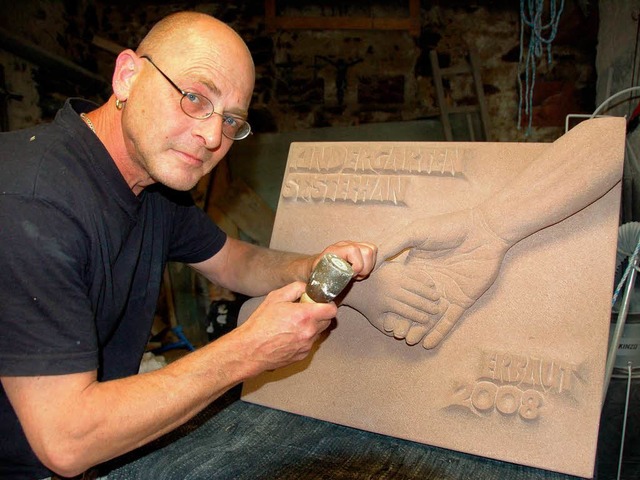 Stefan Weis legt letzte Hand am Grunds...en neuen Kindergartenin Oberwinden an.  | Foto: Elfriede Mosmann