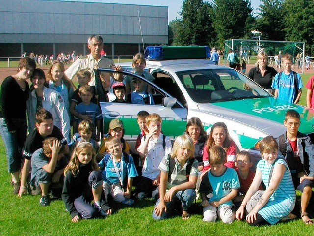 Von Herbolzheimer Kindern umlagert: Mi...r  Manfred Schfer mit Dienstfahrzeug.  | Foto: Polizei