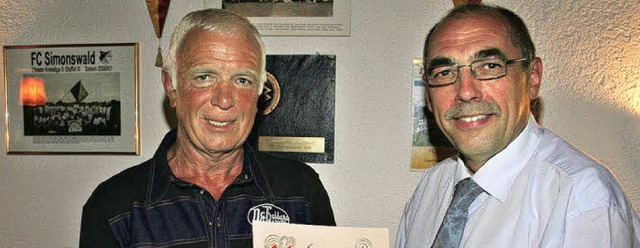 Vorsitzender Karl-Heinz Puscher (recht...rige Mitgliedschaft im FC Simonswald.   | Foto: Karin Hei
