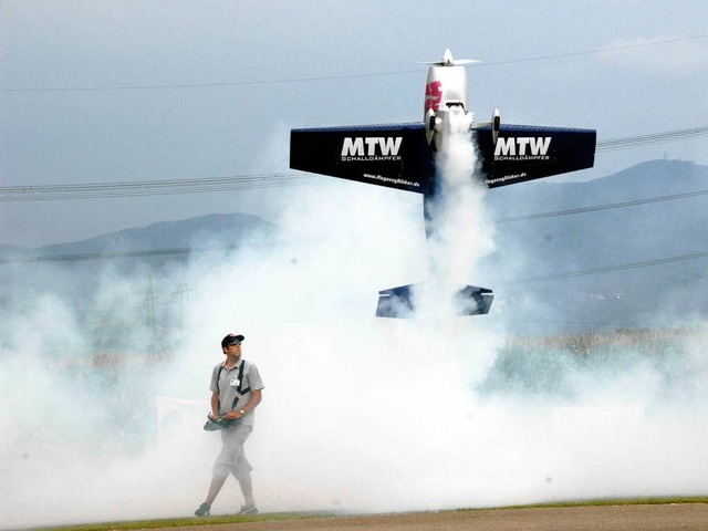 Kunstflug vom Feinsten zeigte Markus Rosenthal mit seinem Modellflugzeug.  | Foto: MPS