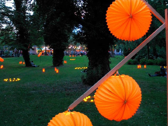 Trotz Regen zwischendurch: Die Stimmun... Lichterfest in Bellingen war bestens.  | Foto: Jutta Schtz