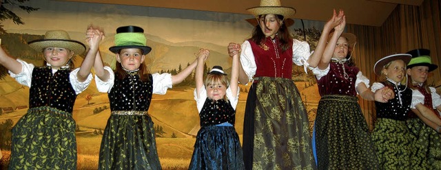 Halten Traditionen lebendig: Die Kinde...htengruppe trat beim Heimatabend auf.   | Foto: ulrike jger