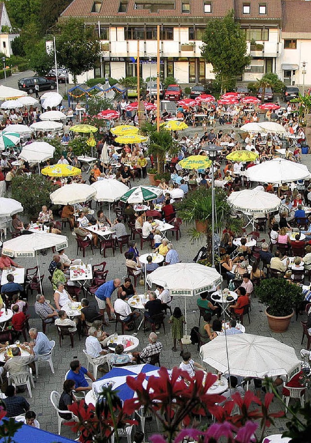 Der Rathausplatz wird zur sdlichen Te...mmernachtsfest  des MV-Frdervereins.   | Foto: BZ