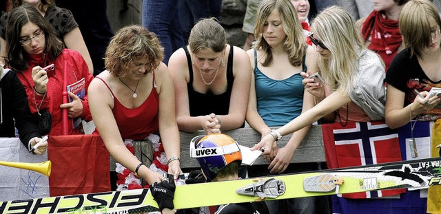 Weibliche Fans halten den Springern die Treue.   | Foto: DPA/KRISTOFF MELLER