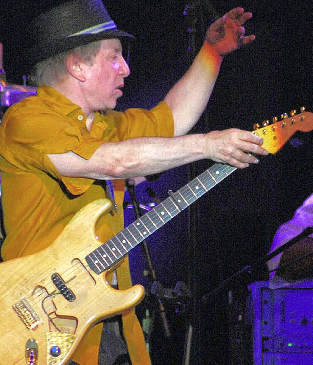 Der Gitarrist (und Snger) spielt auch mal mit nur einer Hand: Paul Simon   | Foto: barbara ruda