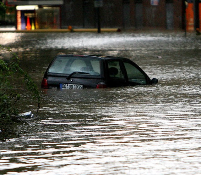 Straen wurden in Dortmund zu Flssen.  | Foto: dpa