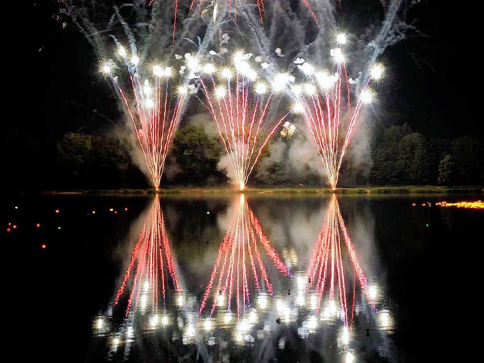 Feuerwerk am Schutterner Nachthimmel - Friesenheim - Badische Zeitung