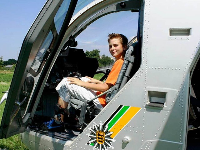 Nikolaus Mussler vor dem Start im Cockpit des Hubschraubers.  | Foto: Polizei