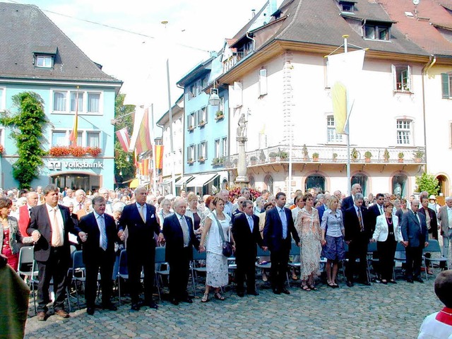 Hand in Hand feierte die Delegation au...Marktplatz das Partnerschaftsjubilum.  | Foto: Manfred Burkert