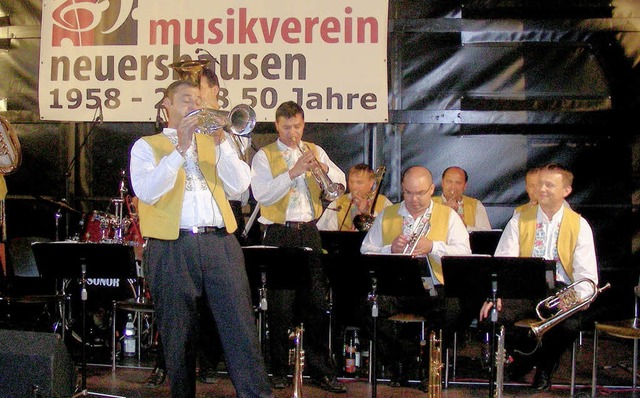 Sorgte fr begeisterte Blasmusikfans: ... Kapelle beim Auftritt in Holzhausen.   | Foto: Mario Schneberg