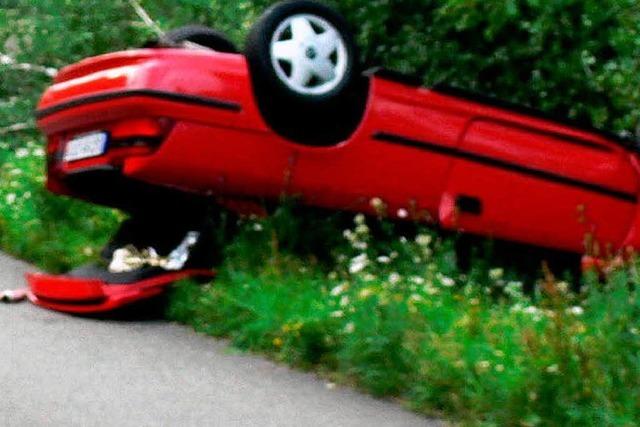 Mit dem Auto gegen Baum und berschlagen