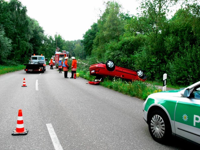 Polizei und Feuerwehr bei der Aufnahme des Unfalls in Ichenheim. 
