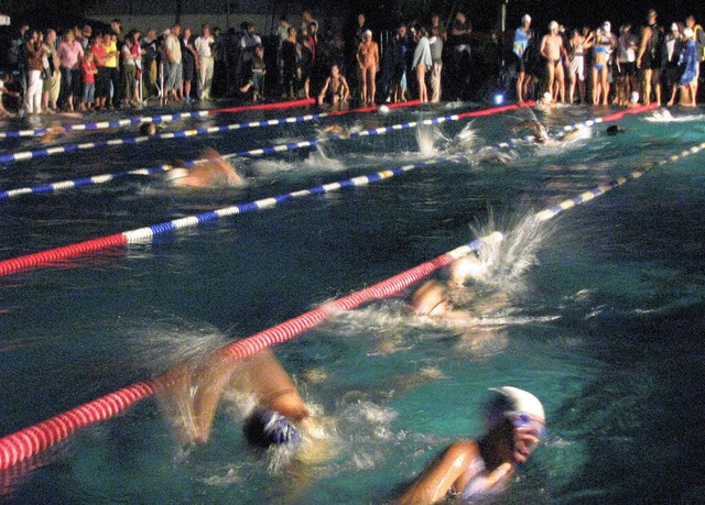 Wettschwimmen im Fackelschein: Hundert...ten die Wettkmpfer im Dreisambad an.   | Foto: monika rombach