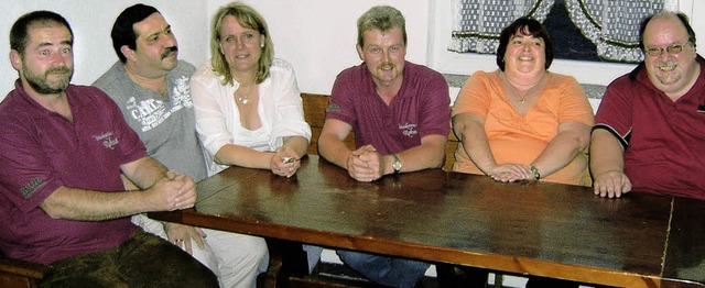 An einem Tisch sitzt der neu gewhlte ...ittler und Peter Kittler (von links).   | Foto: wiezel