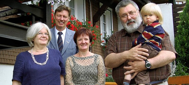 Marianne (links) und Hans-Ulrich Rudlo...roe Urlaubtreue zu Todtmoos geehrt.    | Foto:  Hans-Dieter Folles