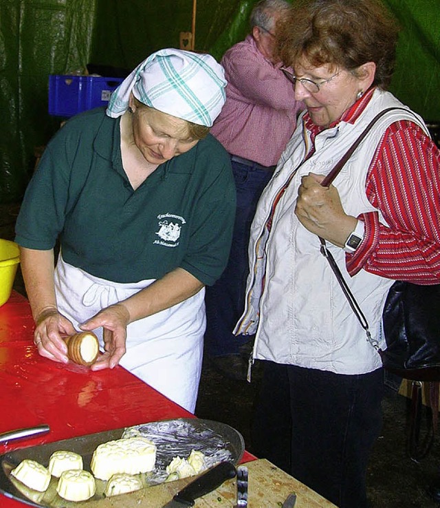 Wie lecker Butter aus eigener Produkti..., konnten die Besucher vor Ort kosten.  | Foto: Jarusel