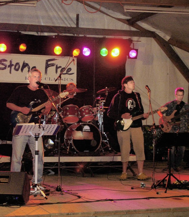 Die  Band &#8222;Stone Free&#8220; bra...ns Festzelt des Musikvereins Edelwei. 