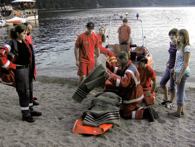 Gerettet: Rotes Kreuz und  die DLRG-Le... gemeinsamen Einsatz auf dem Titisee.   | Foto: Privat