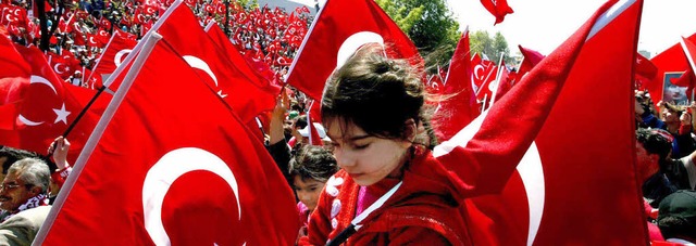Ist die AKP verfassungsfeindlich? Im A...r von Abdullah Gl zu demonstrieren.    | Foto: dpa