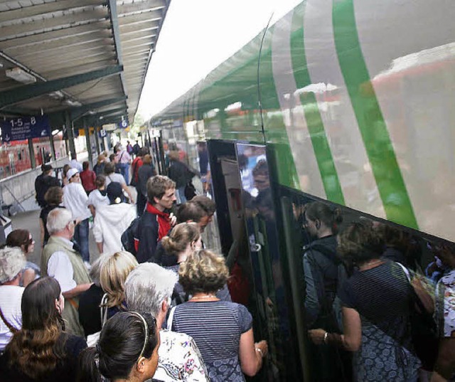 Andrang auf die S-Bahn: Ab September s...lichen Berufsverkehr verstrkt werden.  | Foto: Frank Berno Timm