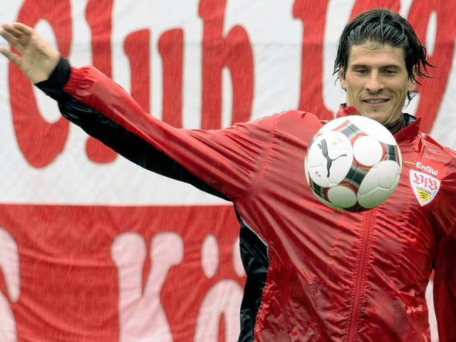 Bleibt zumindest fr ein weiteres Jahr...den VfB Stuttgart am Ball: Mario Gomez  | Foto: dpa