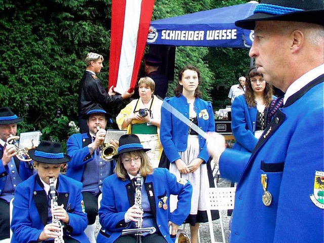 Das letzte Partnerschaftsfest 2003: W...hrleute die Flaggen der sechs Staaten.  | Foto: Kremp Axel