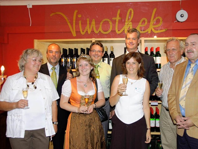 Vertreter des  Badischen Winzerkellers und der Stadt erffneten die Vinothek.  | Foto: Gerold Zink