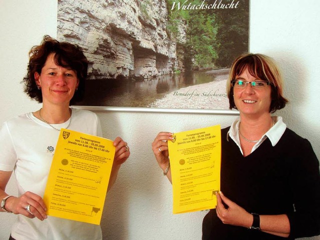 Anja Strittmatter und Petra Kaiser hab...inderferienprogramm zusammen gestellt.  | Foto: Martha Weishaar
