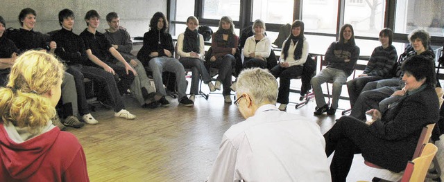 Diskussionsrunde der Klasse 10c mit Ma...onnay (MdL) und Lehrer Christoph Bohn.  | Foto: Privat
