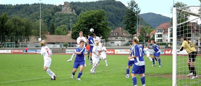 Eine spannende Sportwoche fand zum 100...auen des SC Freiburg (weie Trikots).   | Foto: Klaus Balzer