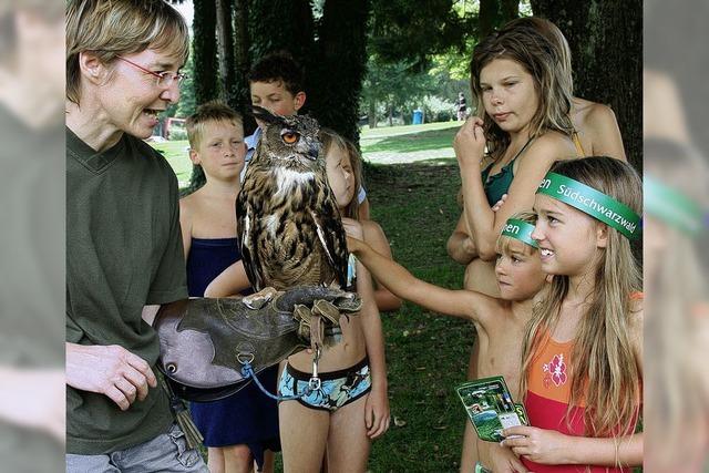 Hier durften alle einmal einen echten Uhu anfassen