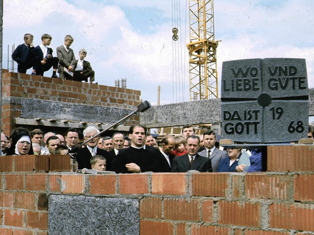 Pfarrer Georg Schreiber (Mitte) bei de...Schreiber-Hauses prangt im Vordergrund  | Foto: BZ