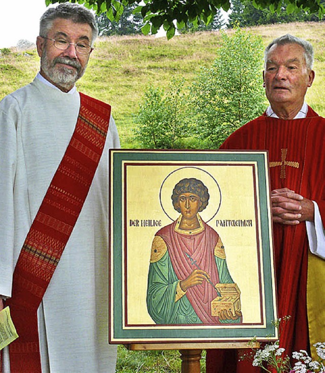 <Bildtext>Diakon  Rich (links) schuf d...ch Pfarrer  Storm  freute.</Bildtext>   | Foto: Ute Aschendorf