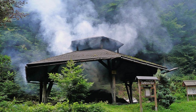 Es raucht im Mnstertal, wenn der Meiler kokelt.   | Foto: FOTOS: ROLF MLLER