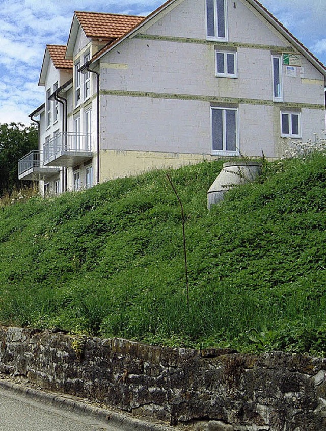 Hoch  ber  Hgelberg thront die  neue...huss gegen den Bau weiterer Huser.     | Foto: Jennert