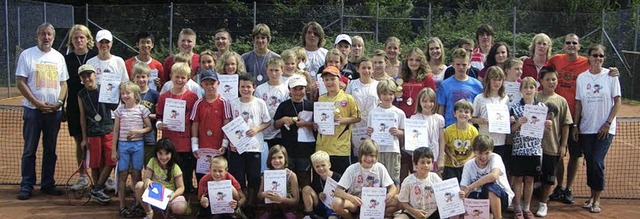 Die Teilnehmer des Tenniscamps des TC Binzen und  die gekrten Jugendmeister.   | Foto: privat