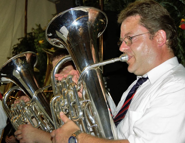 Die Stadtmusik Zell gratulierte musikalisch zur neuen Uniform.   | Foto: berger