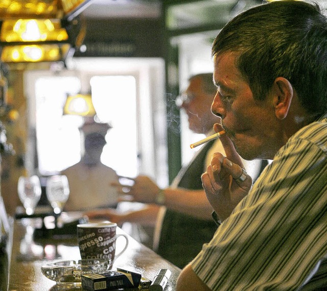 Rauchen ist in kleinen Gastwirtschaften wieder erlaubt.     | Foto: dpa